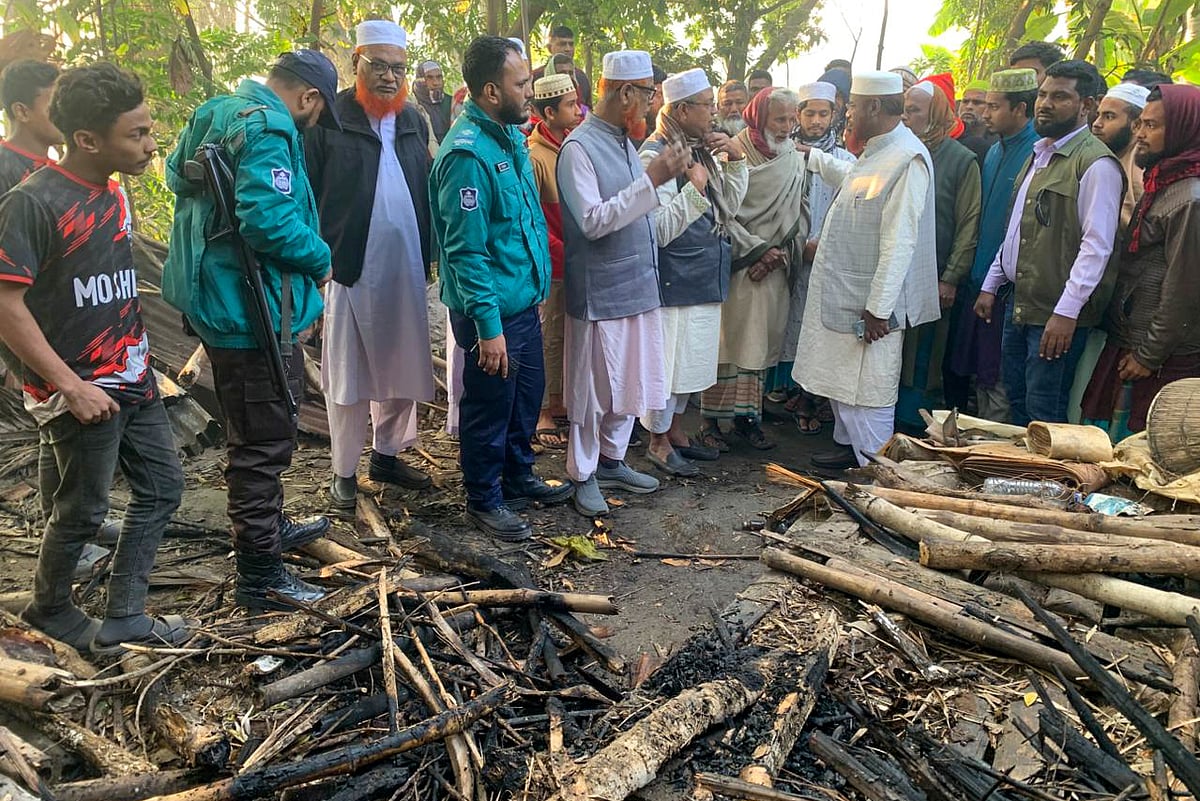 জামায়াতের সমর্থকের বাড়িতে আগুন, অভিযোগ বিএনপির সমর্থকদের বিরুদ্ধে