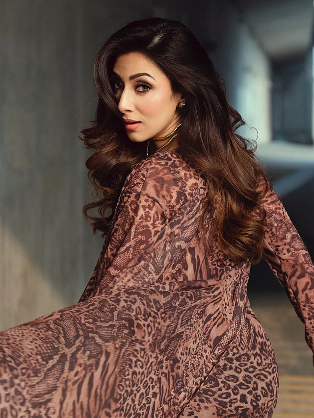 তাঁর পুরো মেকআপে আছে গ্ল্যামারের ছোঁয়া। গ্লিটারি ব্রোঞ্জ-ব্রাউন স্মোকি আই লুকই যেন মূল আকর্ষণ। 