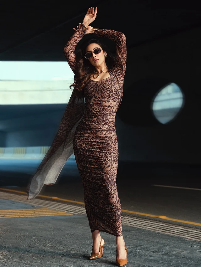 পরেছেন ফ্যাশন ব্র্যান্ড ইয়োর ডিজায়ার বাই হুমাশার চোখধাঁধানো কাস্টমাইজড ড্রেস।