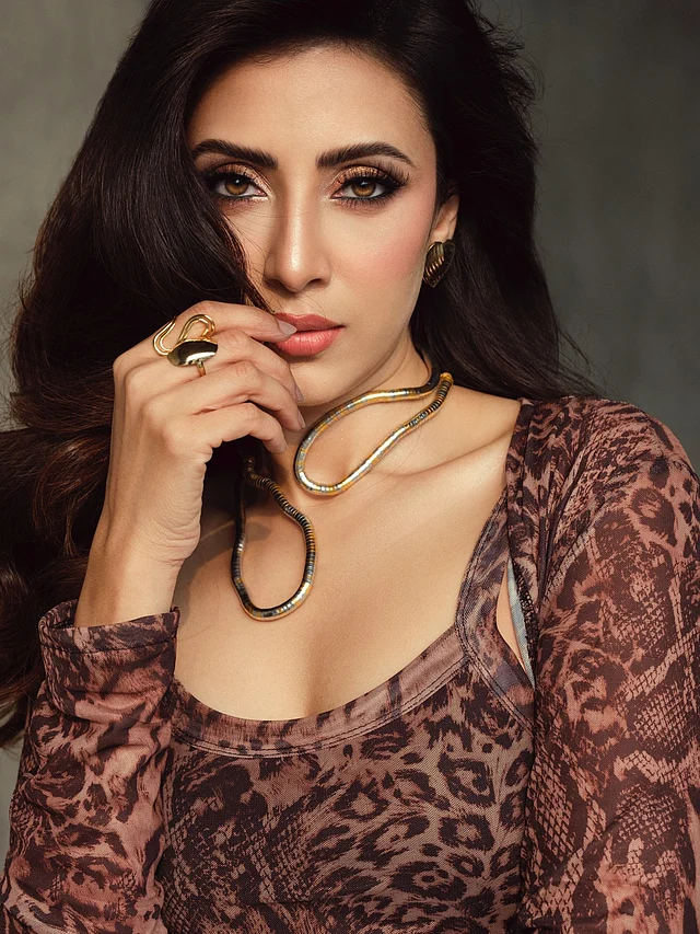 আলাদাভাবেই নজর কাড়ছে ইচ্ছেমতো শেপে রাখা স্নেক নেকপিসটি। মেটালিক ফিনিশ অ্যানিমেল প্রিন্টের সঙ্গে চমৎকার কন্ট্রাস্ট তৈরি করেছে এটি।