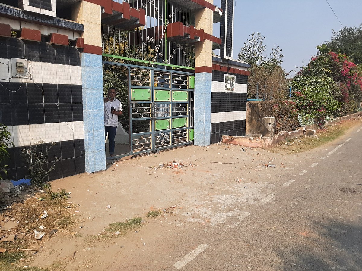 সাতক্ষীরায় আওয়ামী লীগ নেতার বাগানবাড়ি ভাঙচুর