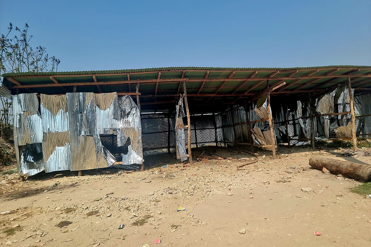 বিএনপির ব্যানার লাগিয়ে নদীবন্দরের জমি দখল, অবৈধ স্থাপনা গুঁড়িয়ে দিল ছাত্রদল