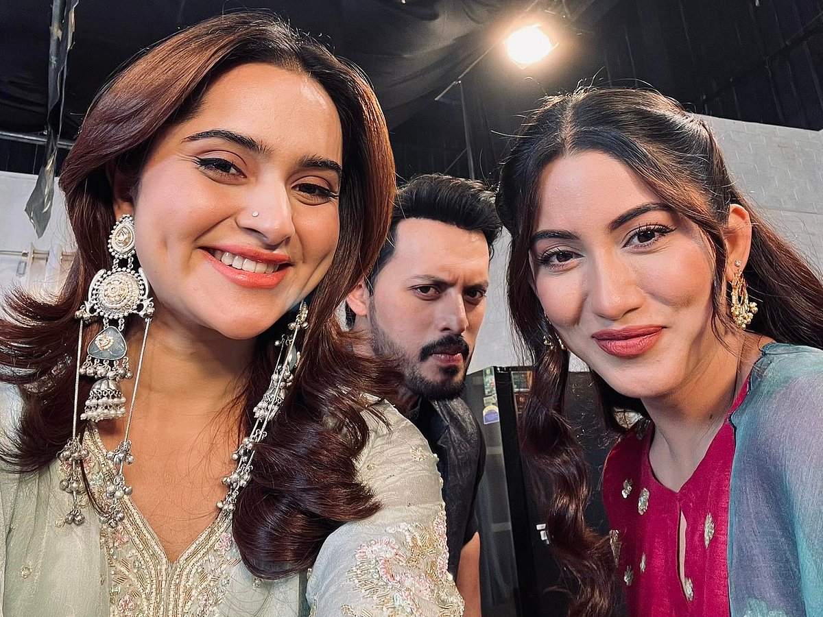 ঘটনা কী, মেয়েগুলো কার দিকে তাকিয়ে আছে...