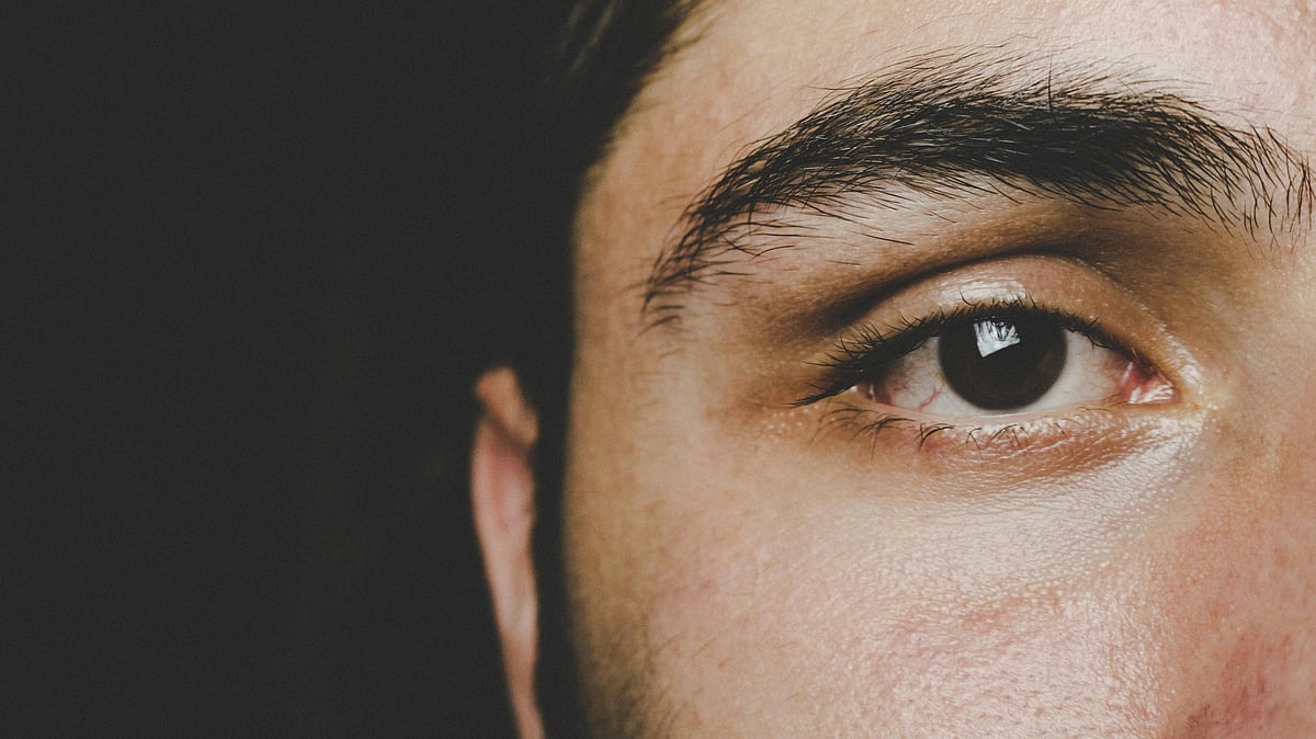 চোখের পাতা কেন লাফায় এবং কখন চিকিৎসকের কাছে যাবেন