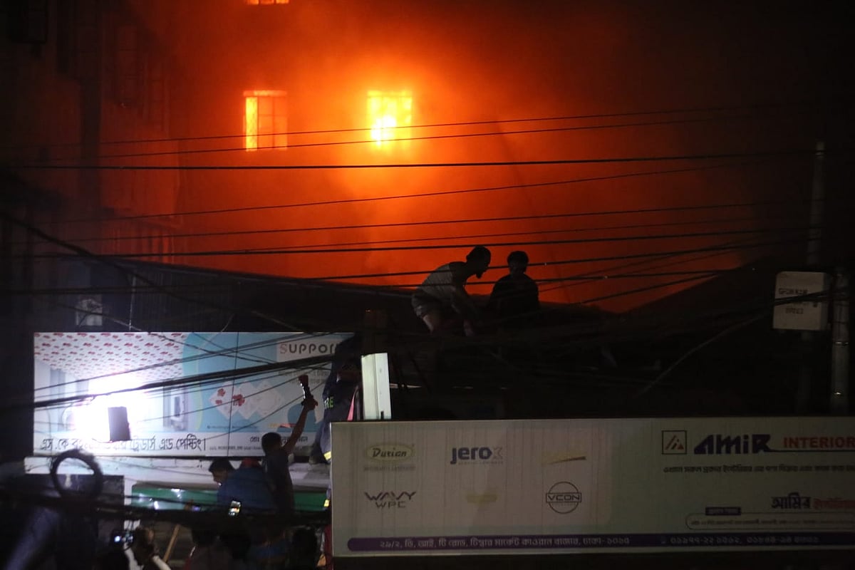 কারওয়ান বাজারে কাঠের দোকানে আগুন, কাজ করছে ৫ ইউনিট