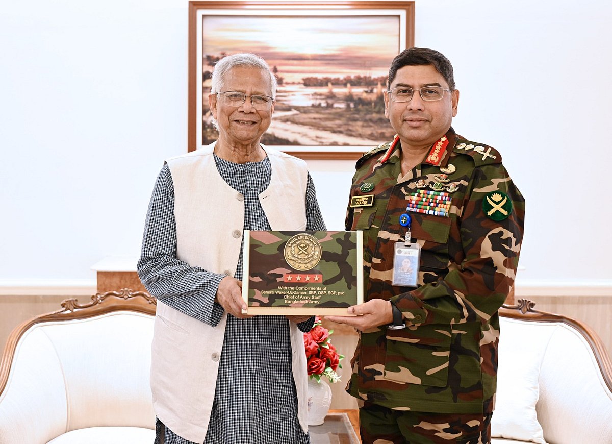 সেনাপ্রধান জেনারেল ওয়াকার-উজ-জামান অন্তর্বর্তীকালীন সরকারের প্রধান উপদেষ্টা অধ্যাপক মুহাম্মদ ইউনূসের সঙ্গে বিদায়ী সাক্ষাৎ করেছেন