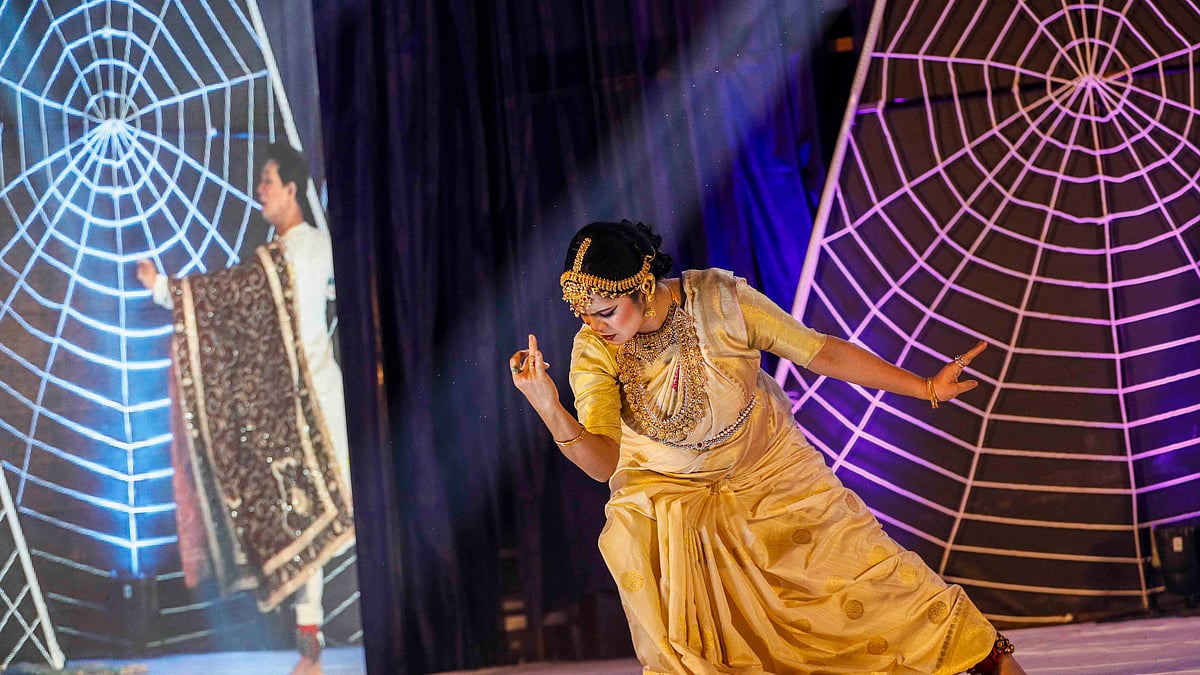 অনুষ্ঠানের শুরুতে নৃত্য সবাইকে মুগ্ধ করে