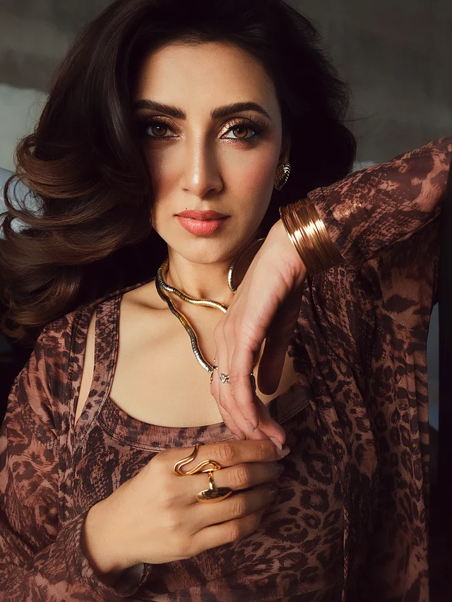 অ্যাকসেসরিজ হিসেবে প্রাধান্য দিয়েছেন বোল্ড গোল্ড স্টেটমেন্ট জুয়েলারি।