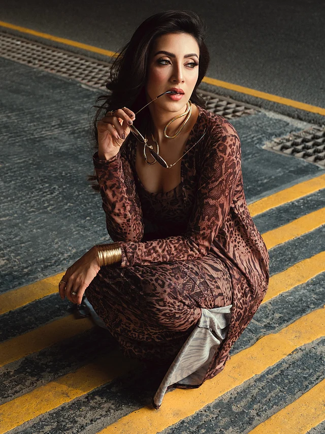 ব্রাউন টোনের লেপার্ড প্রিন্টের ড্রেসে সুন্দরী।