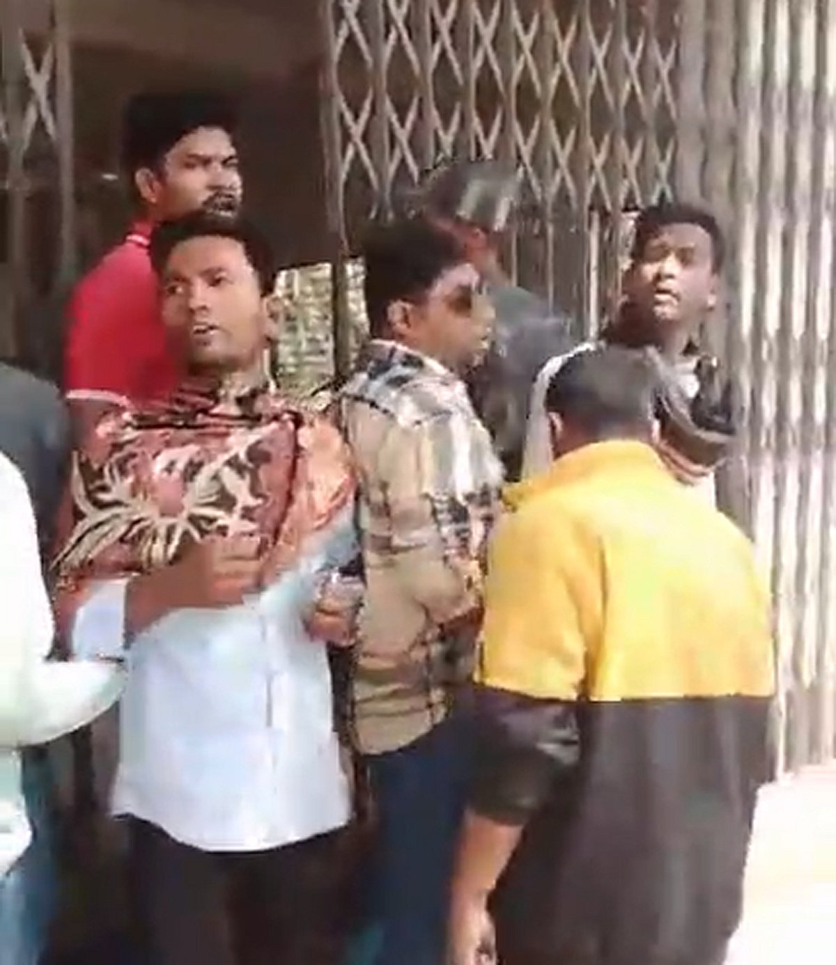 দশমিনায় আওয়ামী লীগের কার্যালয় খুলে দোয়া-মোনাজাত, পরে ভাঙচুর করে তালা দিল ছাত্রদল