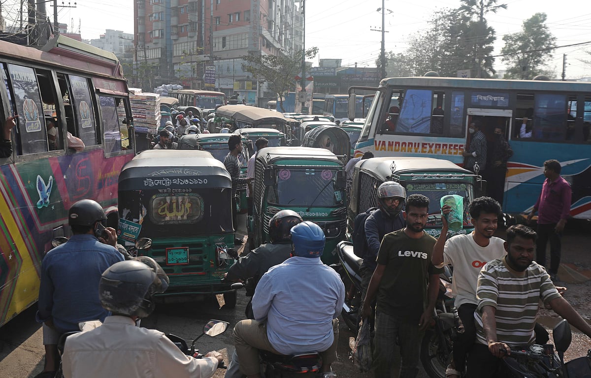 আরাকান সড়কের বাহির সিগন্যাল মোড়ে বিশৃঙ্খলভাবে চলছে যানবাহন 