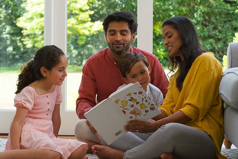 প্রবাসে সচেতন থাকুন, নিজেকে ও পরিবারকে এইচআইভিমুক্ত রাখুন | সেনসেশন কনডম | এসএমসি