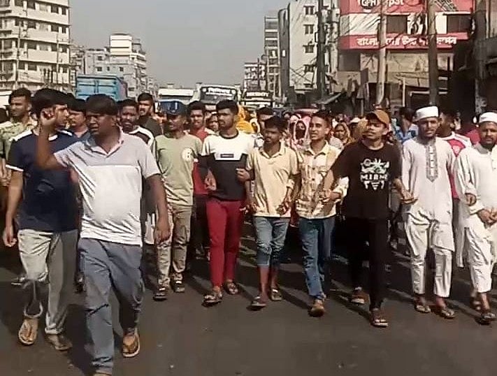 গাজীপুরে বকেয়া বেতনের দাবিতে শ্রমিক বিক্ষোভ, মহাসড়কে চলাচলে বিঘ্ন