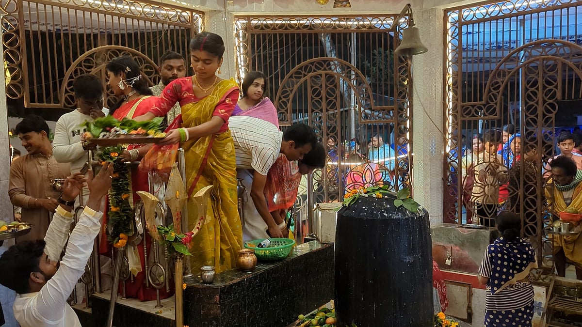 ৫০ বছরের পুরোনো মন্দিরে শিবচতুর্দশী পূজায় ভক্তদের ভিড়