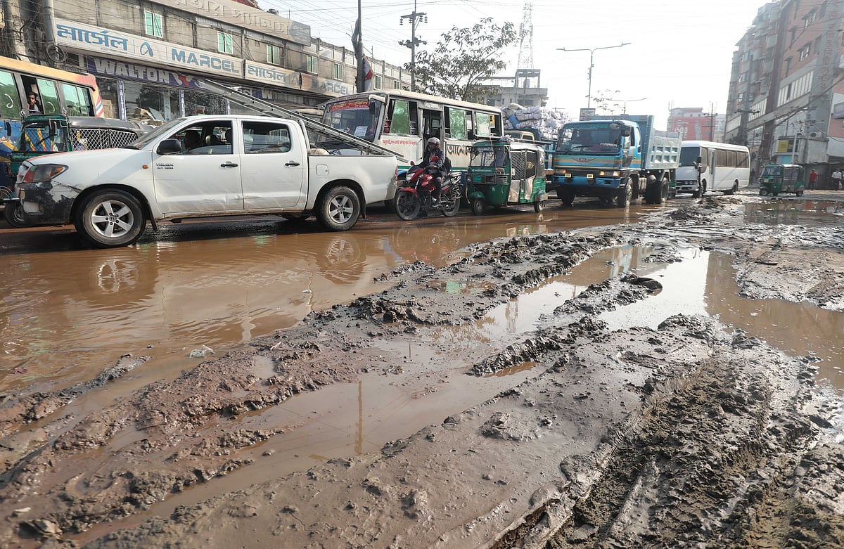 খোঁড়াখুঁড়ি ও কাদাপানিতে তীব্র যানজট, দুর্ভোগে বন্দরনগর