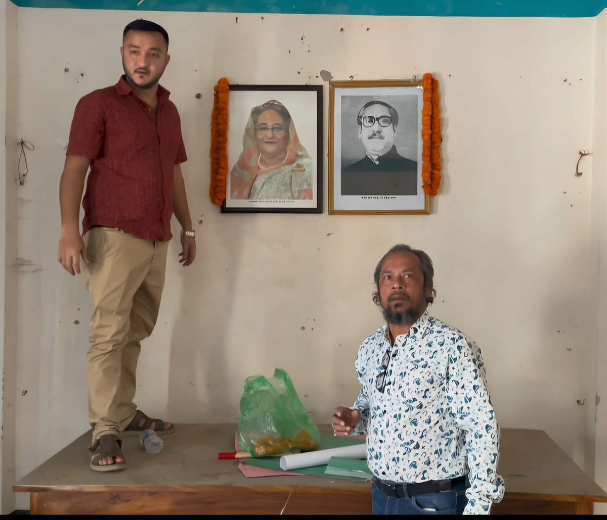 বরগুনায় তালা ভেঙে আওয়ামী লীগ কার্যালয়ে ছাত্রলীগের নেতা-কর্মীরা, টাঙানো হলো শেখ মুজিব ও হাসিনার ছবি