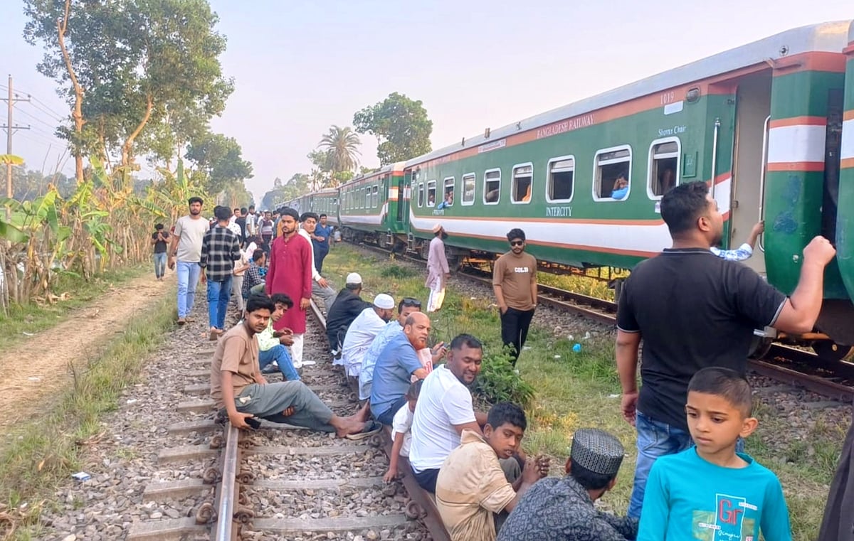 নাঙ্গলকোটে মহানগর এক্সপ্রেস ট্রেনের বগি লাইনচ্যুত, যাত্রীদের ভোগান্তি