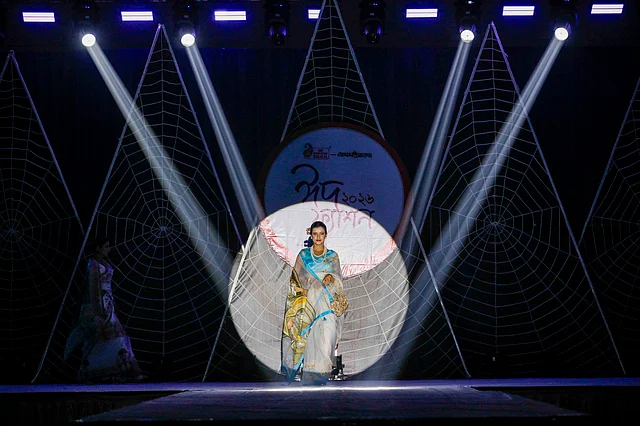 সমাপনী পর্বে আদি মোহিনী মোহন কাঞ্জিলাল বাংলাদেশের কর্ণধার শিবলি মাহমুদ সুমন বলেন, ‘প্রতিটি পোশাকেই নকশা, রং বাছাই ও ভাবনায় তারুণ্যের ছোঁয়া স্পষ্টভাবে দেখা যাচ্ছে। একই সঙ্গে পোশাকগুলোতে প্রতিফলিত হয়েছে আমাদের ঐতিহ্য।’ এমন আয়োজনে যুক্ত থাকতে পেরে তাঁরা আনন্দিত। 