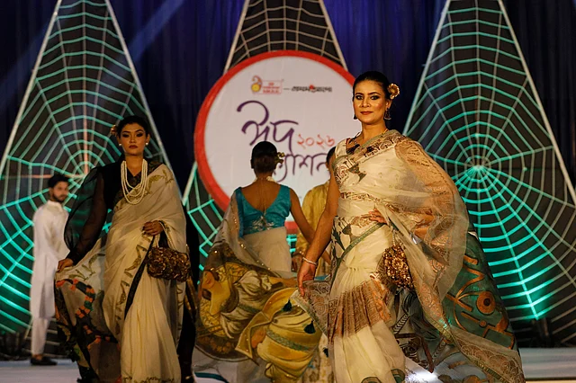 আলাদা থিম ও গল্প নিয়ে সাজানো এই ফ্যাশন শোতে পোশাকের নকশায় প্রকাশ পেয়েছে বৈচিত্র্যতা।