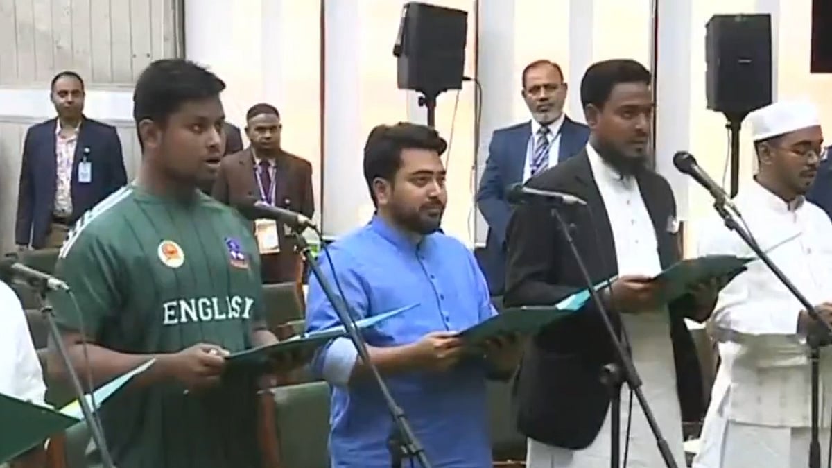 সকালে ‘না’ বললেও দুপুরে শপথ নিলেন নাহিদ–হাসনাতরা