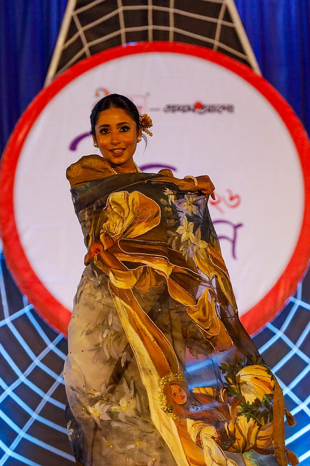 এদিন ঈদ সামনে রেখে নতুন পোশাকের ট্রেন্ড দেখতে উপস্থিত হন ফ্যাশনপ্রেমীরা। 