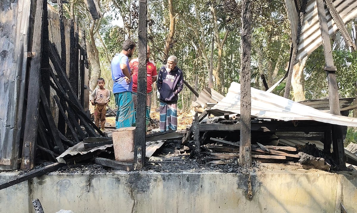 বিএনপির ‘বিদ্রোহী’ প্রার্থীর সমর্থকের বাড়িতে পেট্রলবোমা হামলা, অগ্নিকাণ্ড
