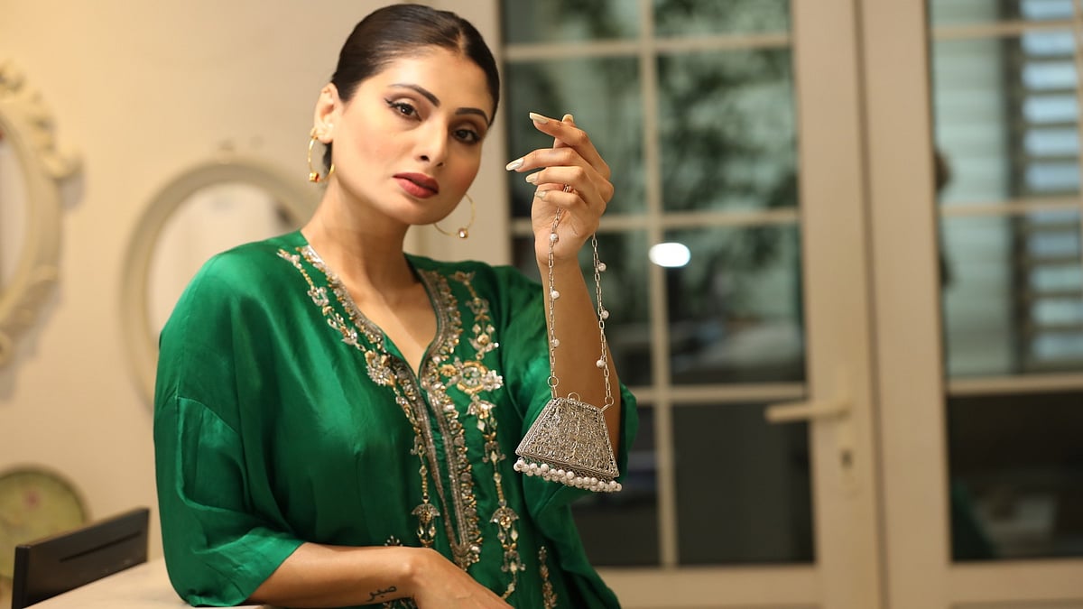 ছোট ব্যাগ দিয়ে বড় স্টাইল করবেন যেভাবে