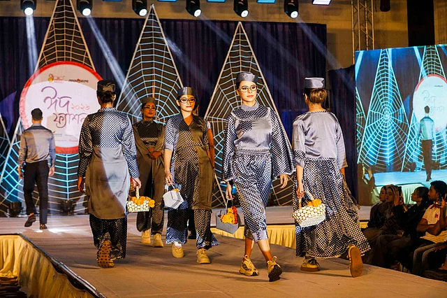 র‍্যাম্পে মডেলদের উপস্থিতি ছিল বহুরূপী। শাড়ি, সালোয়ার–কামিজ, পাঞ্জাবি ছাড়াও শার্ট, লেহেঙ্গা ও গাউন সবকিছুই জায়গা করে নেয় ।