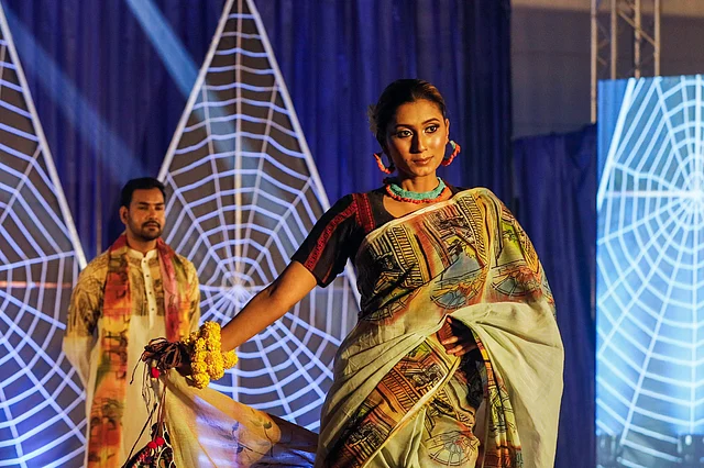 র‍্যাম্পে উঠে আসে শাড়ি, আকর্ষণীয় সালোয়ার–কামিজ ও পাঞ্জাবির মতো চিরায়ত পোশাকের সংগ্রহ। পটভূমিতে বাজতে থাকে কাজী নজরুল ইসলামের গান। রং, আলোকসজ্জা ও সুরের সমন্বয়ে মিলনায়তনে তৈরি হয় প্রাণবন্ত পরিবেশ।