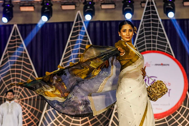 পুরো আয়োজনের অন্যতম আকর্ষণ হিসেবে উঠে এসেছে আদি মোহিনী মোহন কাঞ্জিলালের ফ্যাশন কিউ। মডেলরা জমকালো শাড়ি ও পাঞ্জাবি পরে র‍্যাম্প মাতান এদিন।