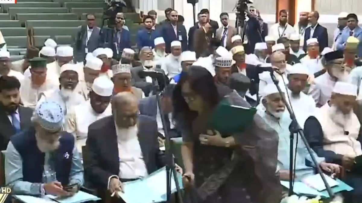 সংবিধান সংস্কার পরিষদের শপথ না নিয়ে বেরিয়ে গেলেন রুমিন ফারহানা