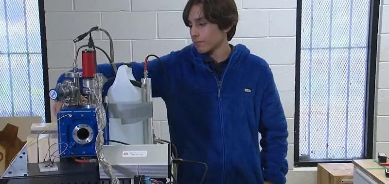 এইডেন ম্যাকমিলান ও তাঁর আবিষ্কৃত যন্ত্র নিউক্লিয়ার ফিউশন রিয়েক্টর