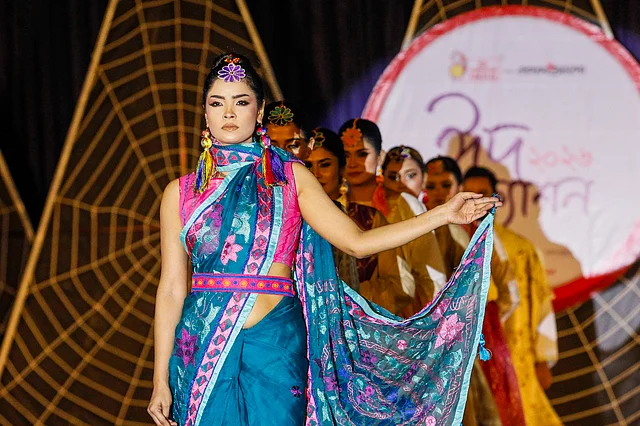 প্রতিটি ডিজাইনার তাঁদের নিজস্ব একক কিউ উপস্থাপন করেন। 