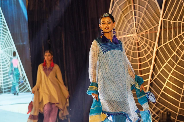 কোনো পোশাকে পরিমিত  নকশা, আবার কোনোটি ভারী অলংকরণে সমৃদ্ধ। রঙের ক্ষেত্রেও তাই। কোথাও কোমল টোনের মাধুর্য, কোথাও গভীর শেডের তীব্র উপস্থিতি।