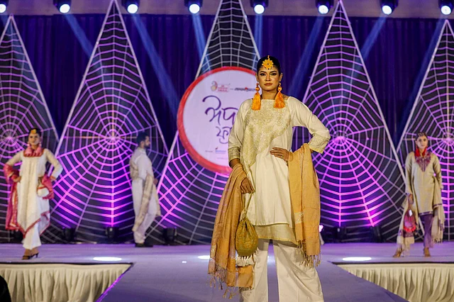 সংগ্রহে ঐতিহ্যবাহী মোটিফগুলোকে আধুনিক কাট ও মিনিমাল স্টাইলের ছোঁয়ায় উপস্থাপন করা হয়েছে।