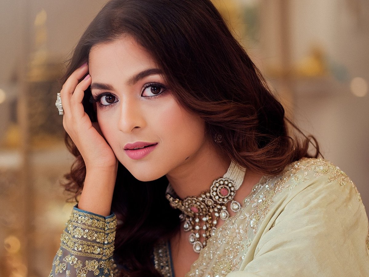 স্টাইলিশ সাজে সাদিয়া আয়মান, রইল নতুন ৫ ছবি