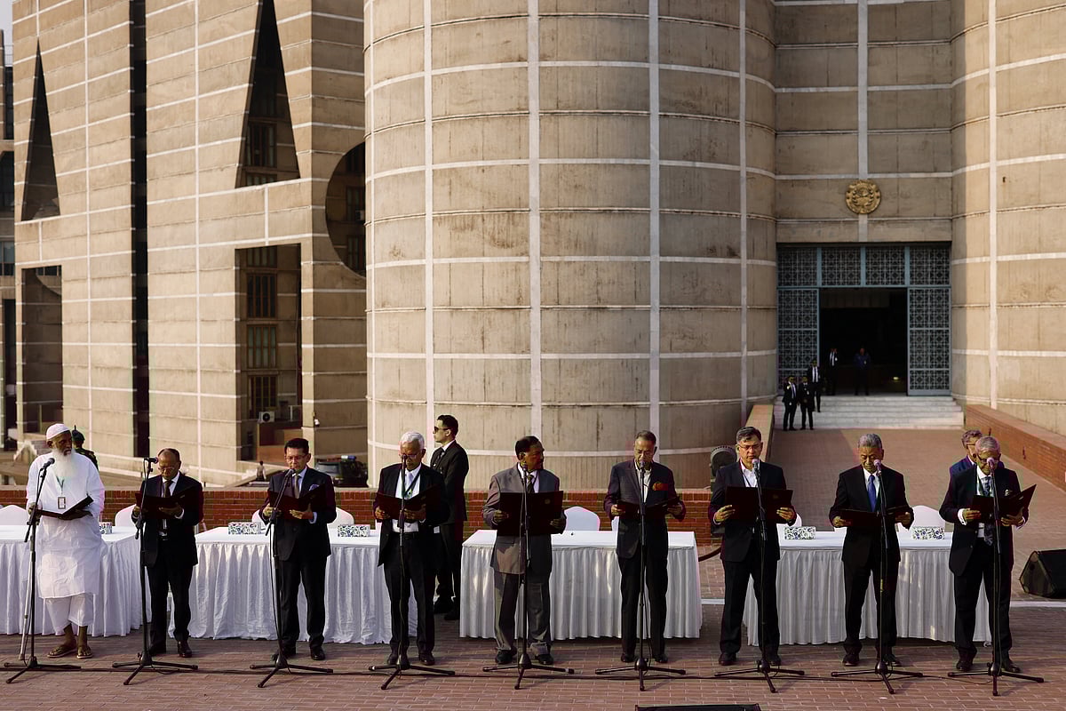 শপথ নিচ্ছেন নতুন মন্ত্রিসভার মন্ত্রীরা। জাতীয় সংসদ ভবনের দক্ষিণ প্লাজা, ঢাকা; ১৭ ফেব্রুয়ারি ২০২৬ 
