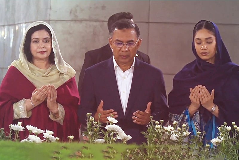 প্রধানমন্ত্রী হিসেবে শপথ নিয়ে মা–বাবার কবর জিয়ারত করলেন তারেক রহমান