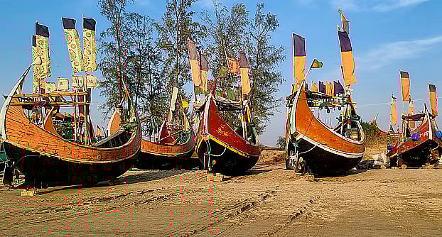 টেকনাফে সমুদ্রসৈকত থেকে তরুণ-তরুণীর লাশ উদ্ধার