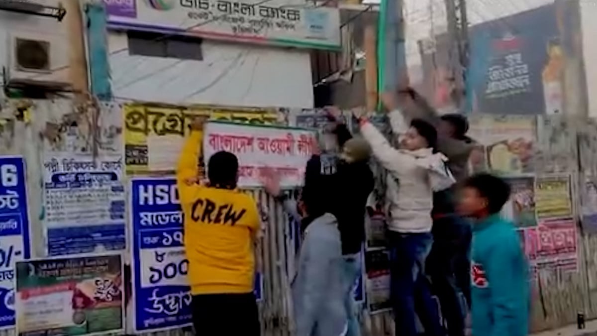 এবার কুড়িগ্রামে আওয়ামী লীগ কার্যালয়ে ব্যানার ও জাতীয় পতাকা উত্তোলন