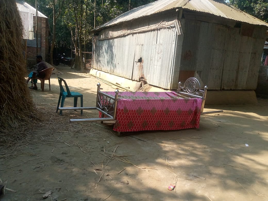 সম্পত্তির বিরোধে বাবার লাশ ১০ ঘণ্টা ধরে খাটিয়ায়, দাফনে সন্তানদের বাধা