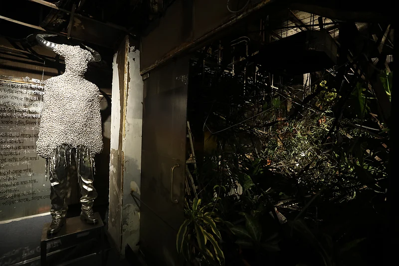  নিচতলার আরেক অংশে রাখা হয়েছে ভাস্কর্য। 