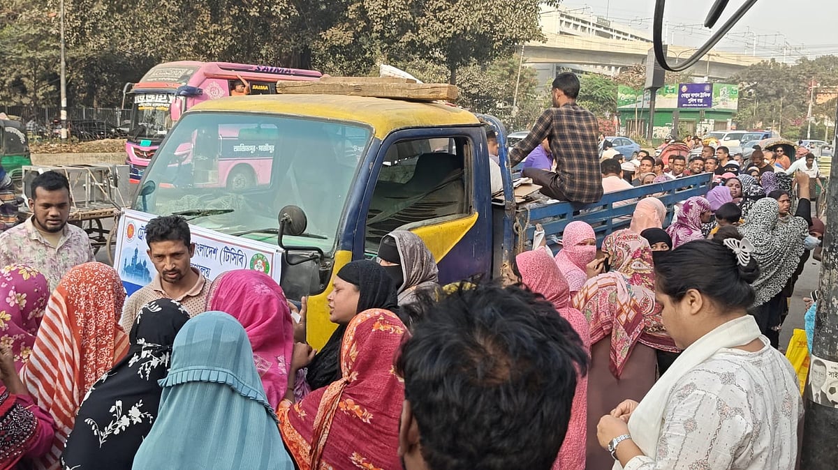 টিসিবির ট্রাকে পণ্য কেনার টোকেন পেতেই ৫ ঘণ্টা অপেক্ষা