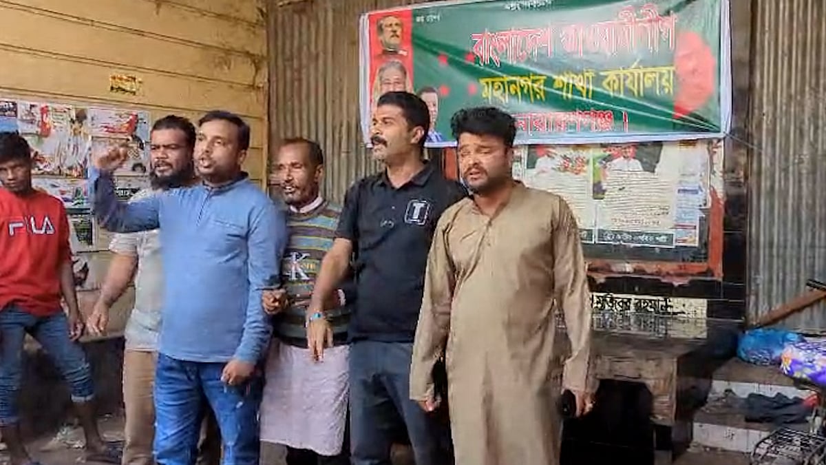 নারায়ণগঞ্জে আওয়ামী লীগ কার্যালয়ে  ব্যানার টাঙিয়ে স্লোগান