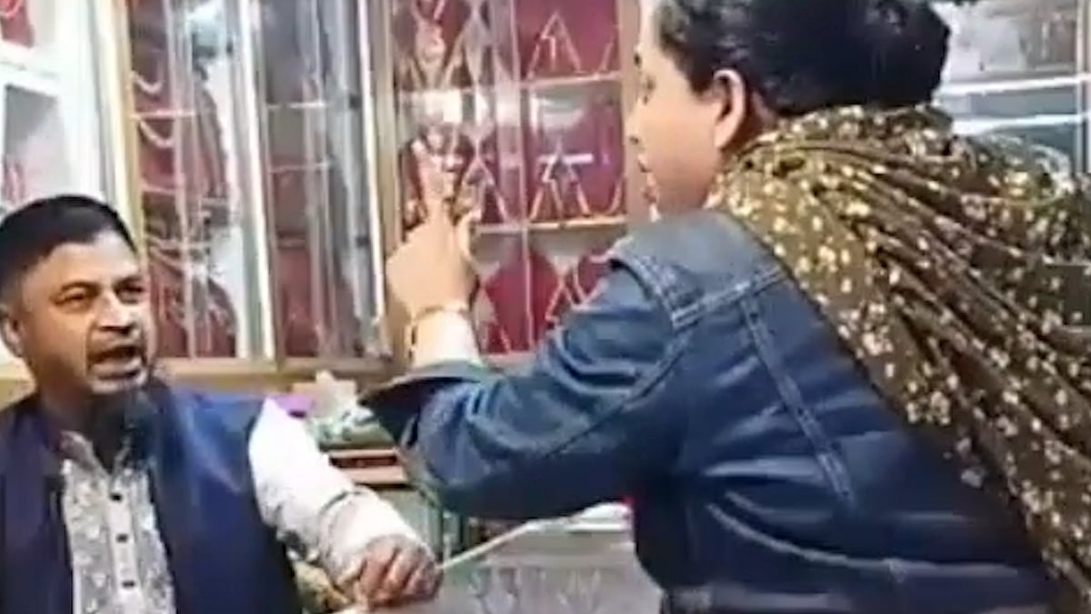 স্বর্ণের দোকানে ছুরি নিয়ে নারীর হামলার ভিডিও সামাজিক মাধ্যমে