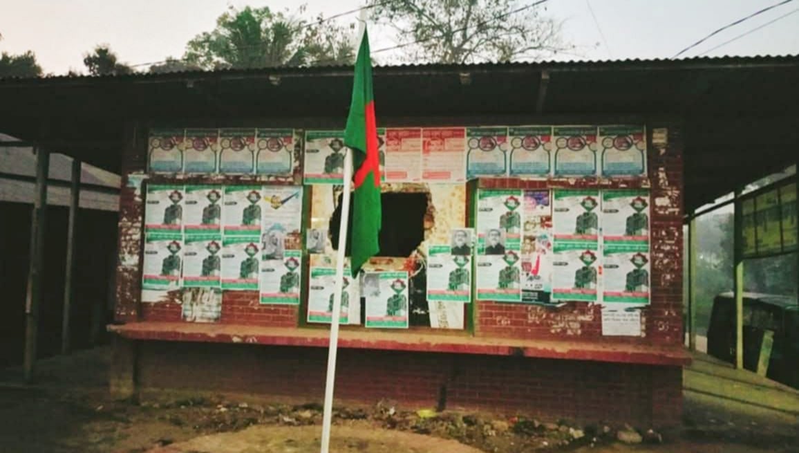 নড়াইলে আওয়ামী লীগ কার্যালয়ে পতাকা উত্তোলন, দেয়ালে বঙ্গবন্ধু ও শেখ হাসিনার ছবি