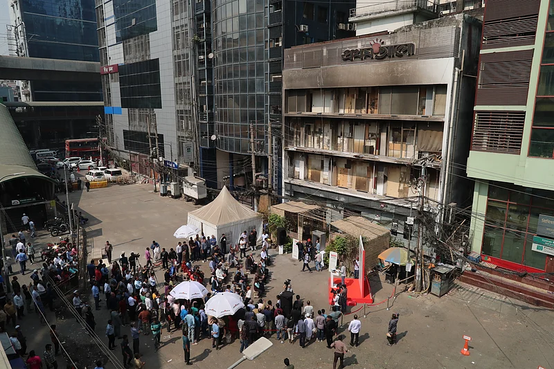 পুড়ে যাওয়া ভবনের সামনে সকালে হয় উদ্বোধনী অনুষ্ঠান।