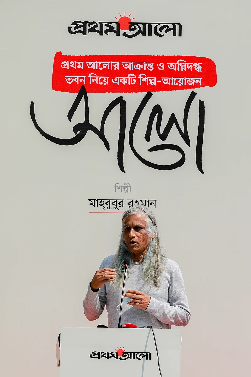 উদ্বোধনী অনুষ্ঠানে প্রদর্শনী নিয়ে কথা বলছেন শিল্পী মাহ্‌বুবুর রহমান।
