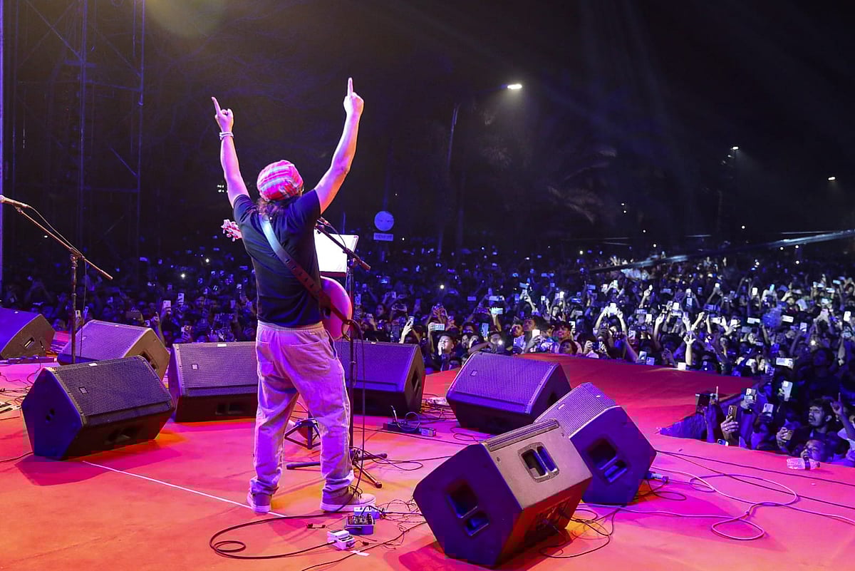 রাত পৌনে বারোটায় ‘বাংলাদেশ’ জেমসে মাতল মানিক মিয়া