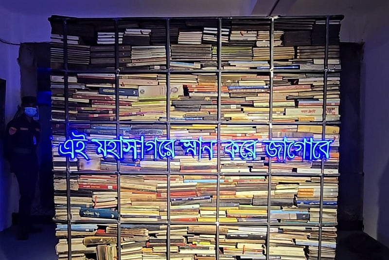 আগুনে পোড়া ভবনে শিল্পের প্রতিবাদ